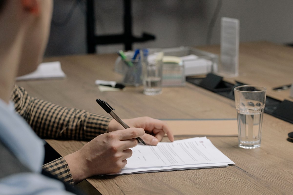 Signature de documents contractuels sur un bureau