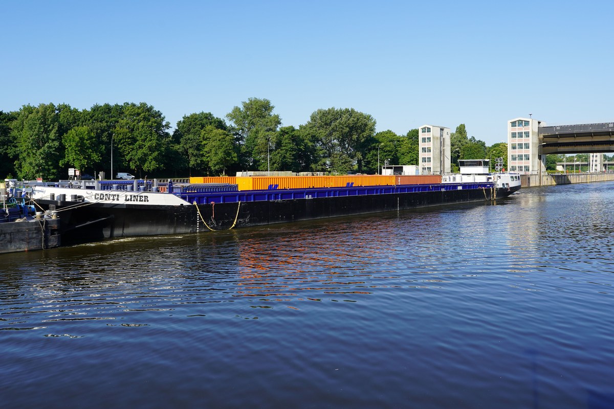 Barge fluviale chargée de conteneurs