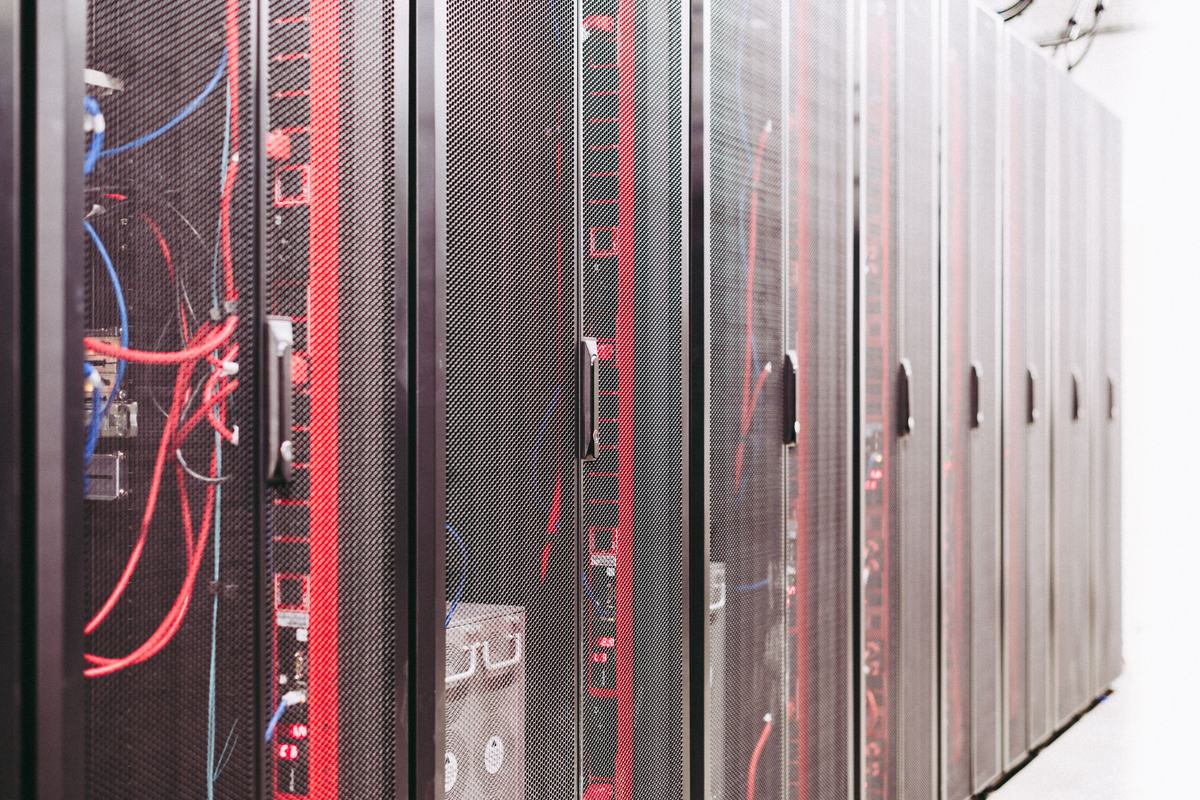 Baie de serveurs informatiques dans une salle technique