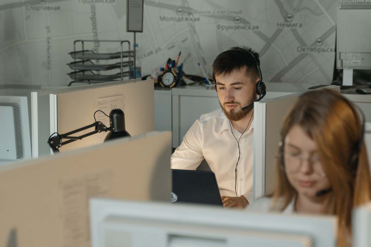 Agents d’un centre de contacts au téléphone avec des clients