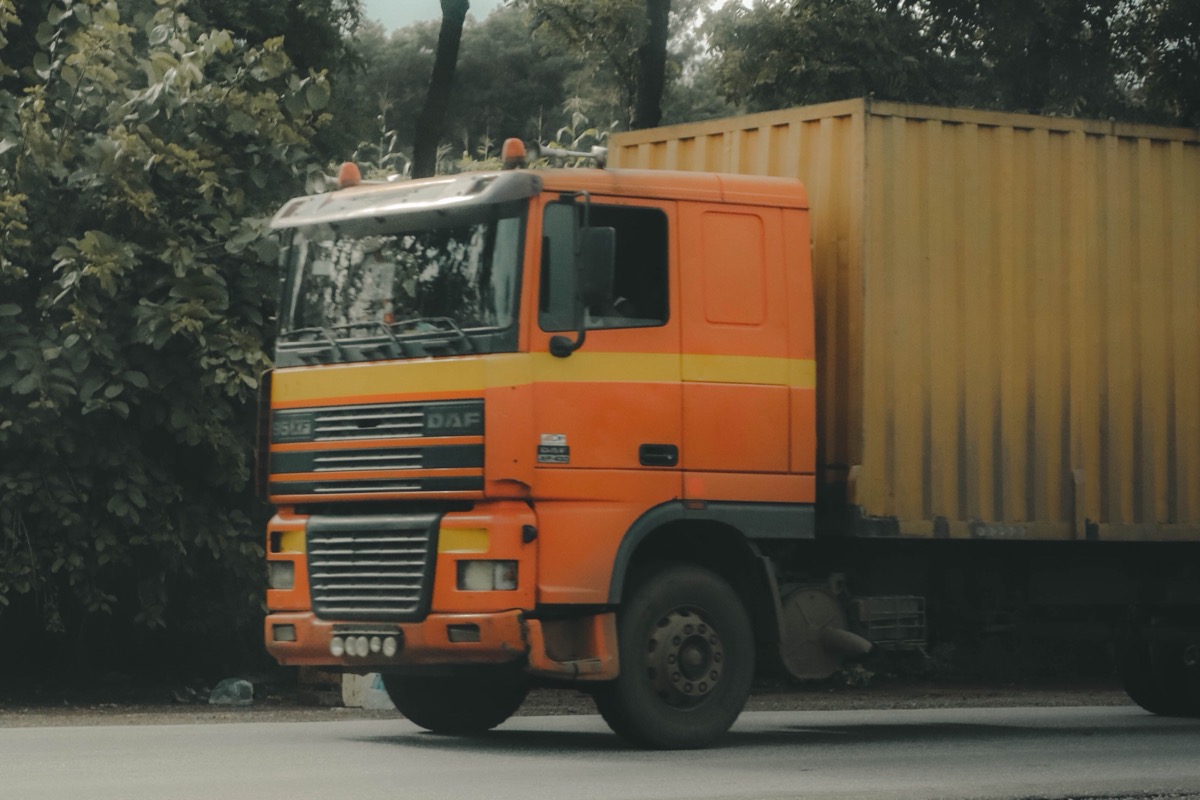 Camion de transport de marchandises sur une route